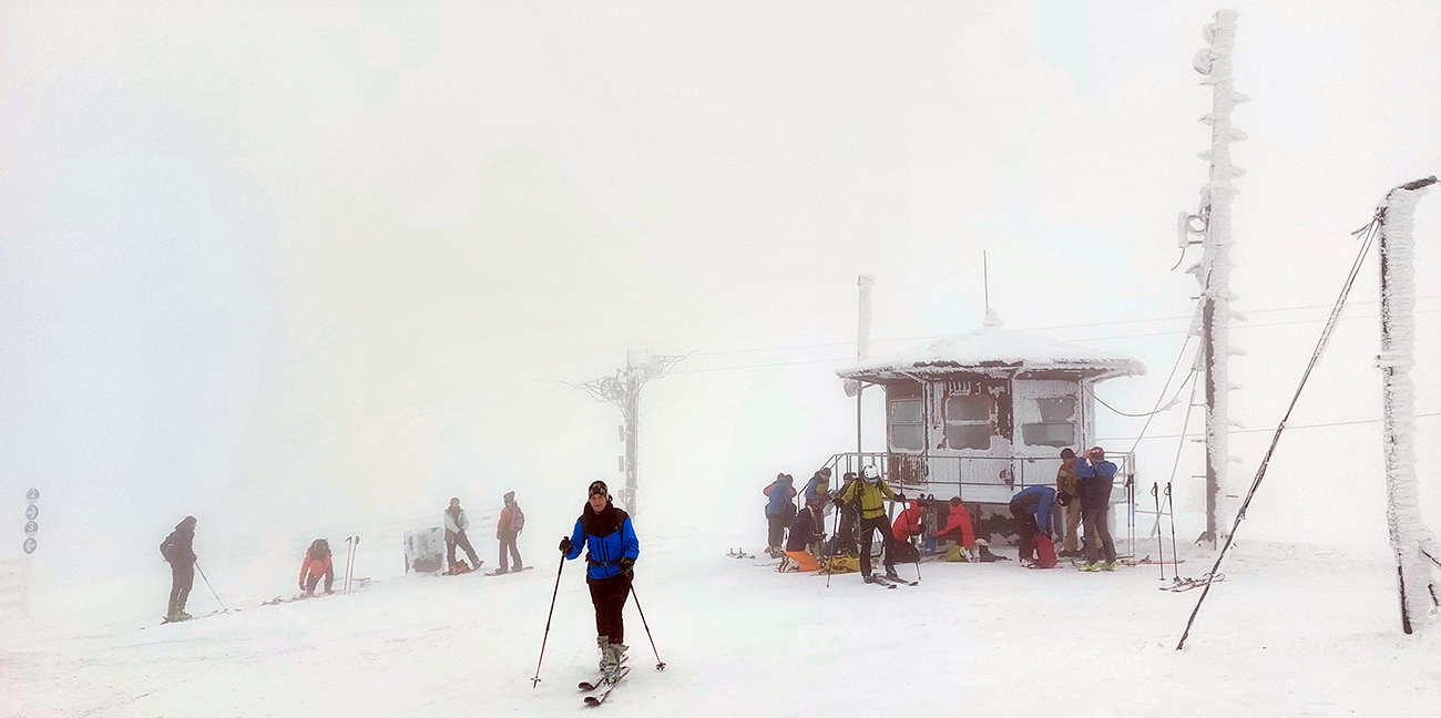 Rotunda_druhý_raz_–_už_to_tu_zhustlo,_utekáme_smer_Minčol.