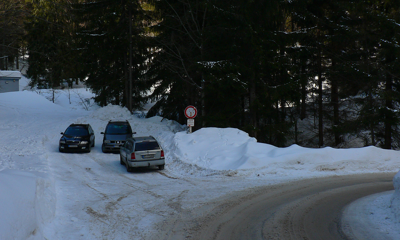 Na Studničke: mrte snehu, tak miest na parkovanie trochu menej. Ale aj pod zákrutou sú nejaké. Na_Studničke:_mrte_snehu,_tak_miest_na_parkovanie_trochu_menej._Ale_aj_pod_zákrutou_sú_nejaké.