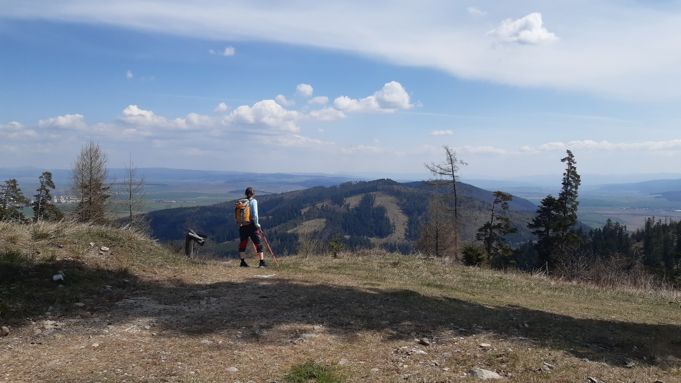 už_na_hrebeni,_v_pozadí_časť_Kozích_chrbtov_medzi_Visovou_a_Kvetnicou