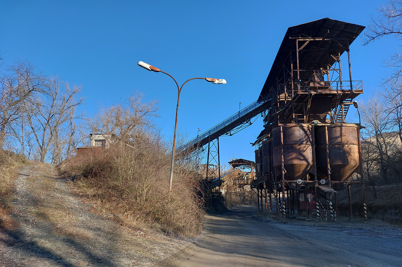 Modrá vedie priamo popod, ale dá sa to obísť zľava. Modrá_vedie_priamo_popod,_ale_dá_sa_to_obísť_zľava.