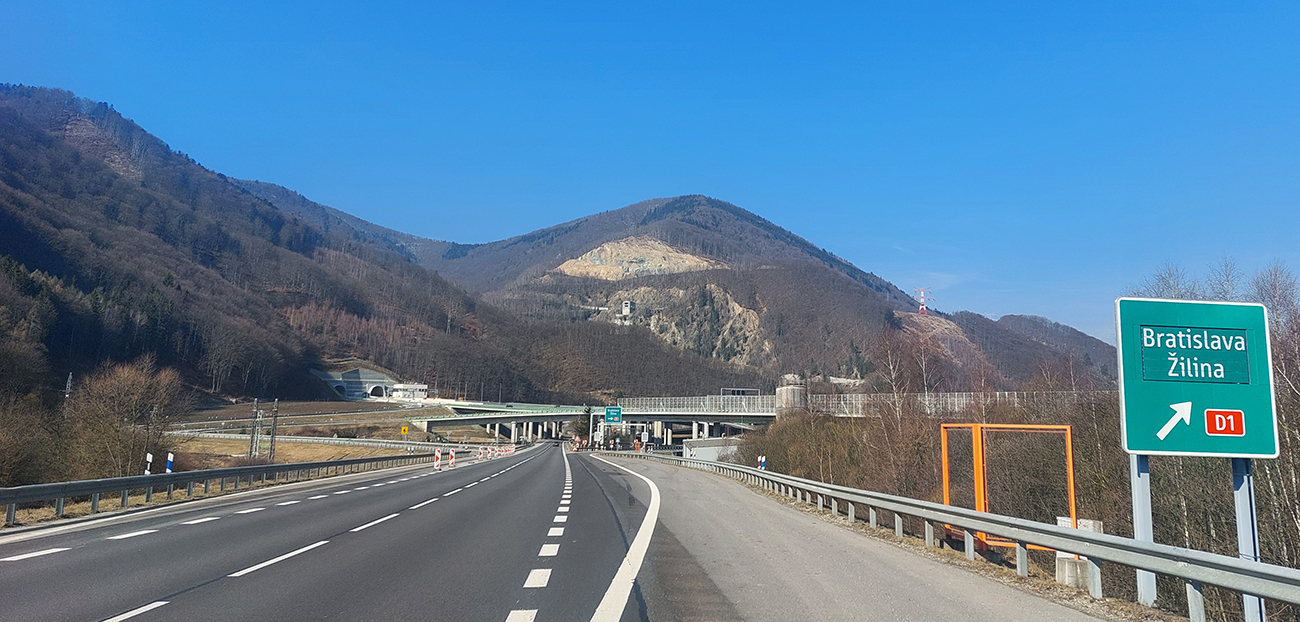 Vstup do Strečnianskej úžiny od Vrútok v ústrety tunelu. Vstup_do_Strečnianskej_úžiny_od_Vrútok_v_ústrety_tunelu.